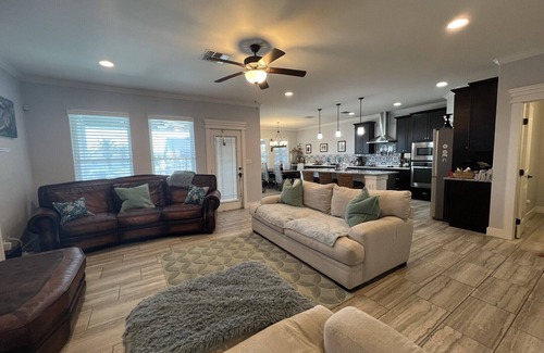 Corpus Christi Casa | NEW Coastal Bliss, Sleeps 11, Pet friendly, HEATED pool, GREEN light fishing!