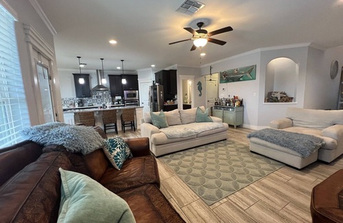 Corpus Christi Casa | NEW Coastal Bliss, Sleeps 11, Pet friendly, HEATED pool, GREEN light fishing!