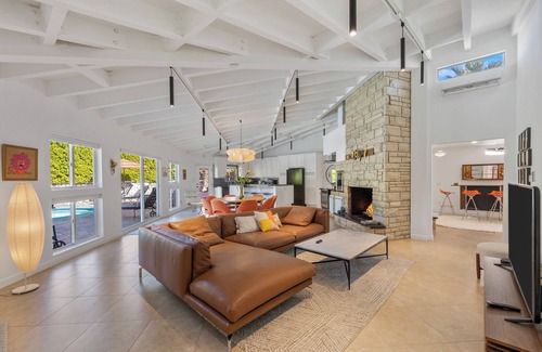 Sunrise Vista Chino Casa | New! Colony Retreat! Midcentury Gem! 4BR! Pool!FirePit! Views! Walk to DownTown!