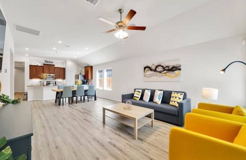 Houston Casa | New Comfortable 4 Bedroom Home in Houston, TX