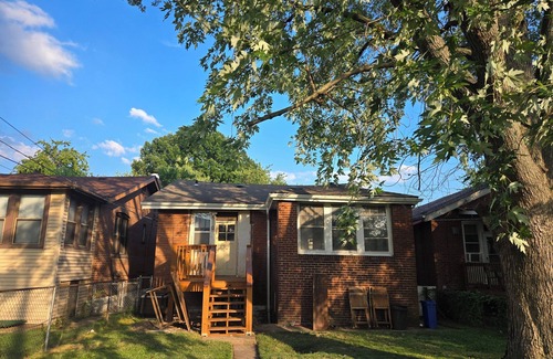 St. Louis Casa | New Comfy Cottage, 2BD1.5BA, Fenced Backyard, Pet Friendly