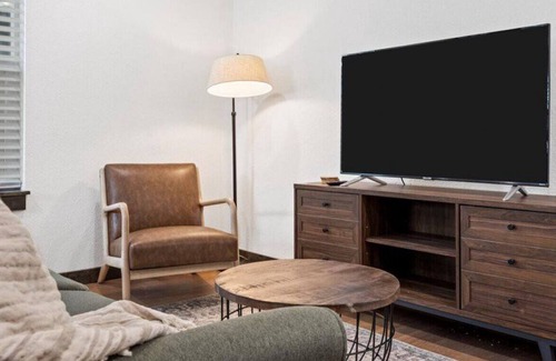 Dean Highland Casa | New Comfy Townhome: 3 miles to Magnolia