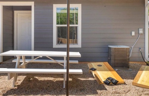 Dean Highland Casa | New Comfy Townhome: 3 miles to Magnolia