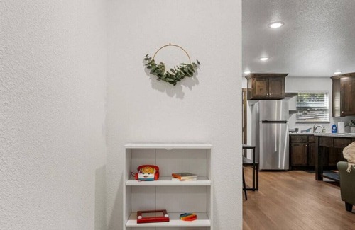 Dean Highland Casa | New Comfy Townhome: 3 miles to Magnolia