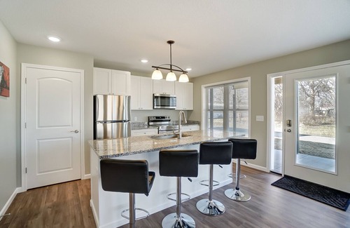 Lakeview Condominio | New condo next to Indian Lake with plenty of parking and a new W/D