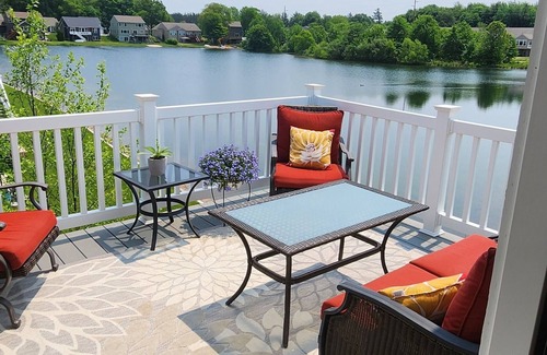 Crockery Township Condominio | New condo on large swimming pond with double kayak