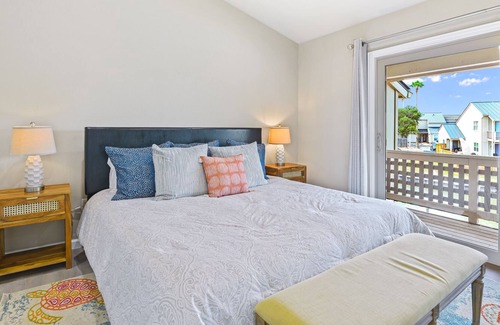 Harbor Oaks Condominio | New condo on the water with boat slip, pools, and tennis courts!
