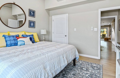 Harbor Oaks Condominio | New condo on the water with boat slip, pools, and tennis courts!