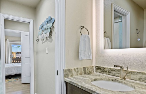 Harbor Oaks Condominio | New condo on the water with boat slip, pools, and tennis courts!