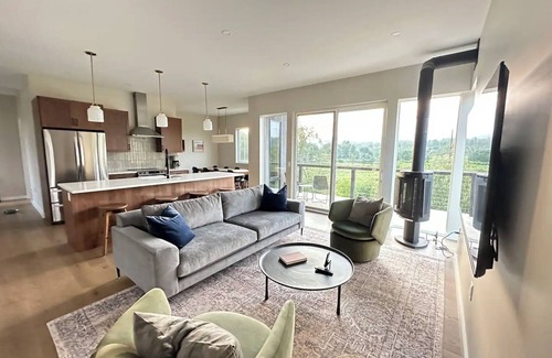Moscow Casa | NEW Const Stowe Modern Sleeps 8. View: Mt Mansfield & river! Private, EV Charger
