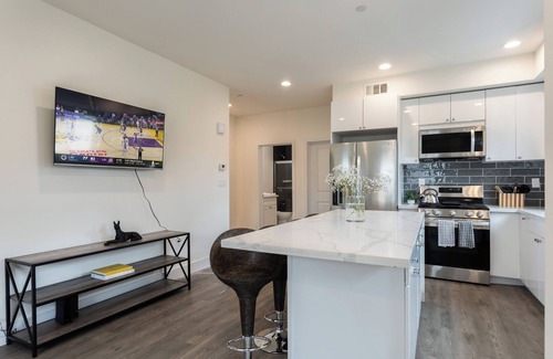 Pico-Union Casa | New construction, Chic furnishings near Downtown and Hollywood