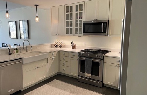 Warren Condominio | NEW CONSTRUCTION, modern mountainside condo, steps from the slopes at Sugarbush!