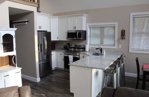 Hendersonville Cabina | New Construction farmhouse w/ Jacuzzi, loft and old rustic appeal