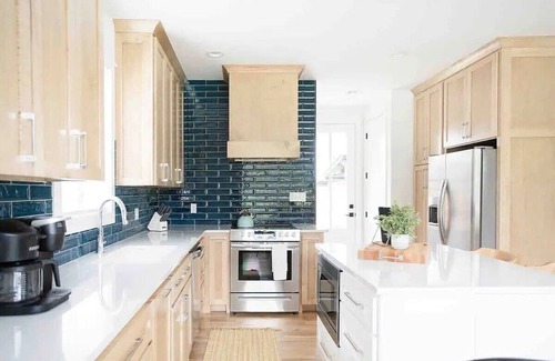 Broken Arrow Cabaña | New Construction, walking distance to shops an restaurants in the Rose District!
