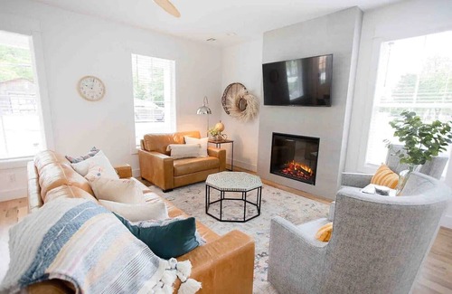 Broken Arrow Cabaña | New Construction, walking distance to shops an restaurants in the Rose District!