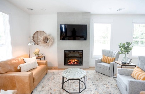 Broken Arrow Cabaña | New Construction, walking distance to shops an restaurants in the Rose District!