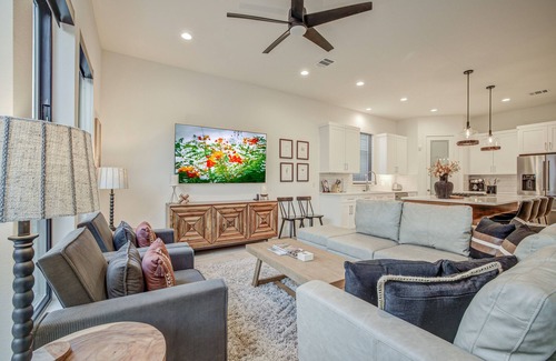 Mahncke Park Casa | New Construction with Temperature Controlled Private Pool Near Pearl/Riverwalk