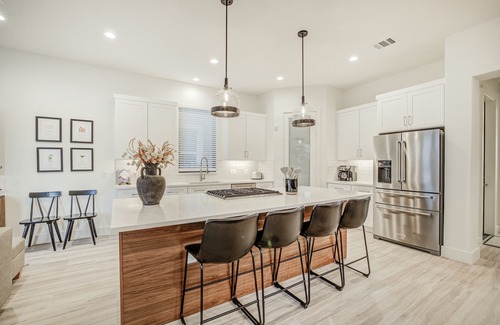 Mahncke Park Casa | New Construction with Temperature Controlled Private Pool Near Pearl/Riverwalk