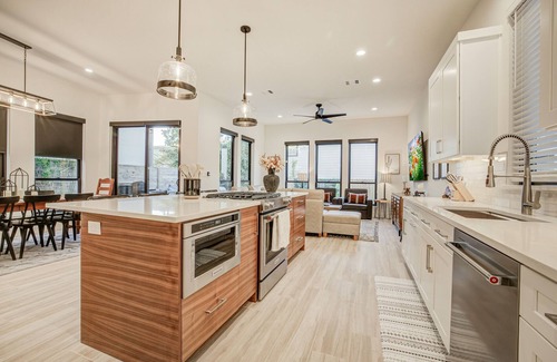 Mahncke Park Casa | New Construction with Temperature Controlled Private Pool Near Pearl/Riverwalk