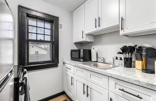 Hazel Park Apartamento | New! Contemporary 1BR Haven, Private & Pristine