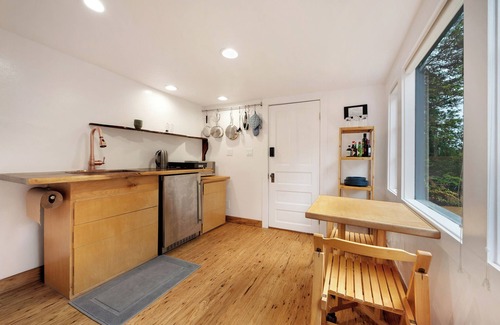 Rio Nido Apartamento | NUEVA Suite Moderna-Invitados de Robaire en Guerneville/Rio Nido/Russian River