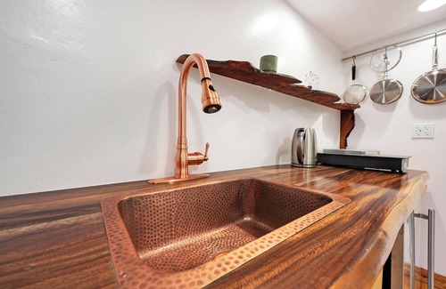 Rio Nido Apartamento | NUEVA Suite Moderna-Invitados de Robaire en Guerneville/Rio Nido/Russian River