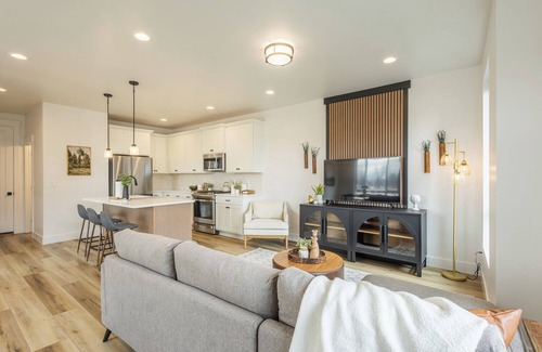 Eagle Casa | NEW Corner Unit Townhome in Downtown Eagle - Quiet/Centralized - Walk everywhere