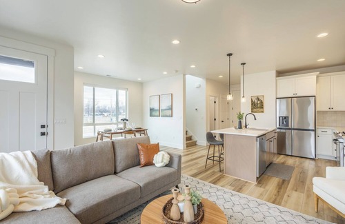 Eagle Casa | NEW Corner Unit Townhome in Downtown Eagle - Quiet/Centralized - Walk everywhere
