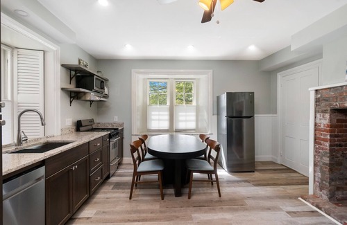 Fifth Ward Casa | New! Cornerstone by Bellvue Ave, The Breakers and World Famous Cliff Walk - 1BR