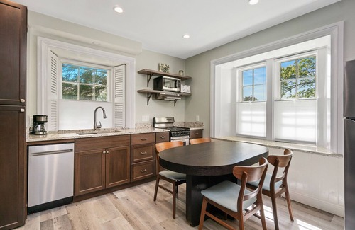 Fifth Ward Casa | New! Cornerstone by Bellvue Ave, The Breakers and World Famous Cliff Walk - 1BR