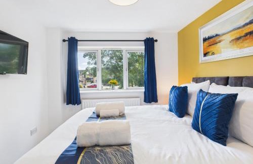 Bishop's Cleeve Casa | NEW Cornfields Property by Signature Stays