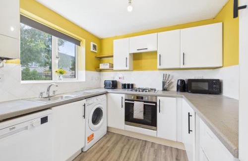 Bishop's Cleeve Casa | NEW Cornfields Property by Signature Stays