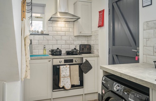 Hazel Grove Casa | NEW! Cosy Cottage, Sleeps 7, Parking, Smart TV