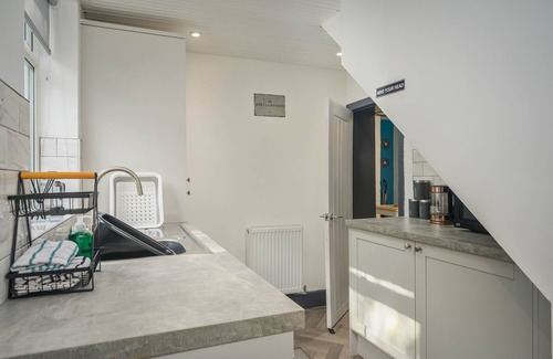 Hazel Grove Casa | NEW! Cosy Cottage, Sleeps 7, Parking, Smart TV