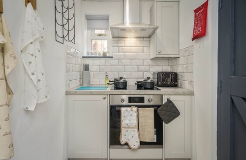Hazel Grove Casa | NEW! Cosy Cottage, Sleeps 7, Parking, Smart TV