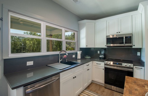 Waveland Cabaña | New cottage blocks from the beach; pets OK! Firepit! Grill! EV Charger! 65” TV
