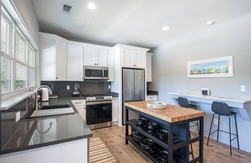 Waveland Cabaña | New cottage blocks from the beach; pets OK! Firepit! Grill! EV Charger! 65” TV
