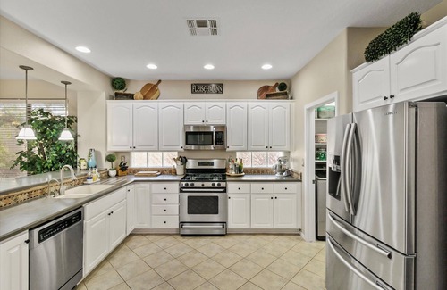 Anthem Casa | New! Country Club | Comfortable Living Space | Seasonal Stays | Pets Ok!
