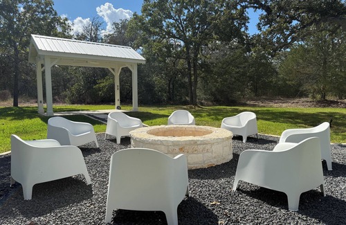 Round Top Casa | NEW Country Escape | Firepit | 5 Minutes to Round Top