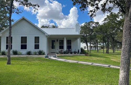 Round Top Casa | NEW Country Escape | Firepit | 5 Minutes to Round Top