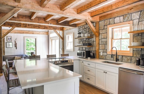 Central Vermont- Killington Cabina | NEW Cozy 4-bedroom cabin with AC, WiFi, Hot Tub and Fire Place!