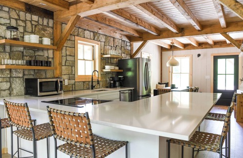 Central Vermont- Killington Cabina | NEW Cozy 4-bedroom cabin with AC, WiFi, Hot Tub and Fire Place!