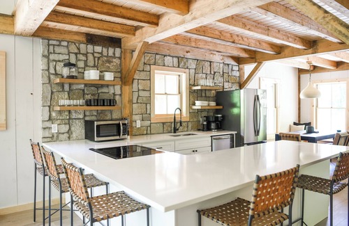 Central Vermont- Killington Cabina | NEW Cozy 4-bedroom cabin with AC, WiFi, Hot Tub and Fire Place!