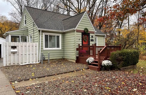 Berea Casa | New! Cozy 4-bedroom w/free parking. Dogs welcome!