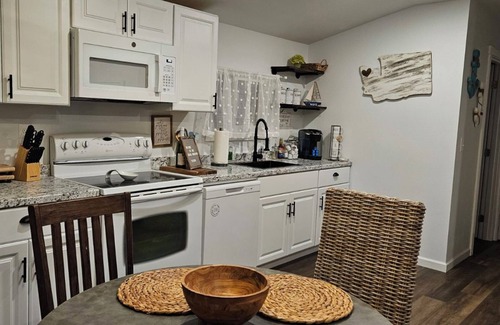 Sequim Casa | New Cozy Beach Bungalow, only a 1/2 mile walk to beautiful quiet Beach