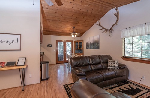 Glencoe Cabina | NEW!! Cozy cabin in the pines! Family/pet friendly, game room, cal king bed