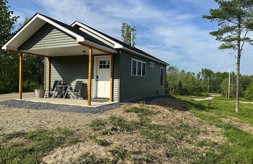 Oakland Cabina | NEW Cozy Cabin located in Oakland tucked away in a peaceful wooded scene.