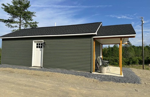 Oakland Cabina | NEW Cozy Cabin located in Oakland tucked away in a peaceful wooded scene.