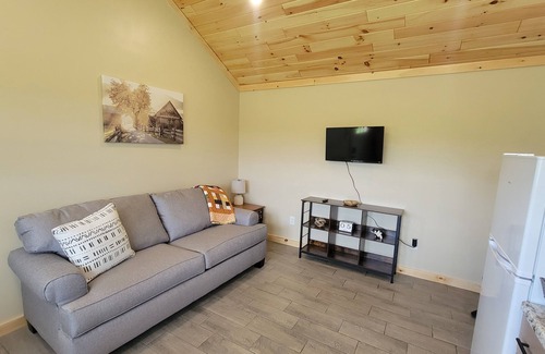 Oakland Cabina | NEW Cozy Cabin located in Oakland tucked away in a peaceful wooded scene.