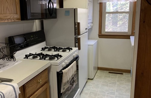 Lake Harmony Cabina | New! Cozy cabin with hot tub and game room.